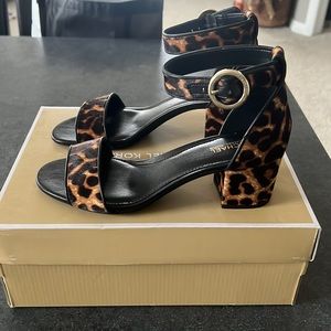 BRAND NEW NEVER WORN Michael Kors Lena heel
